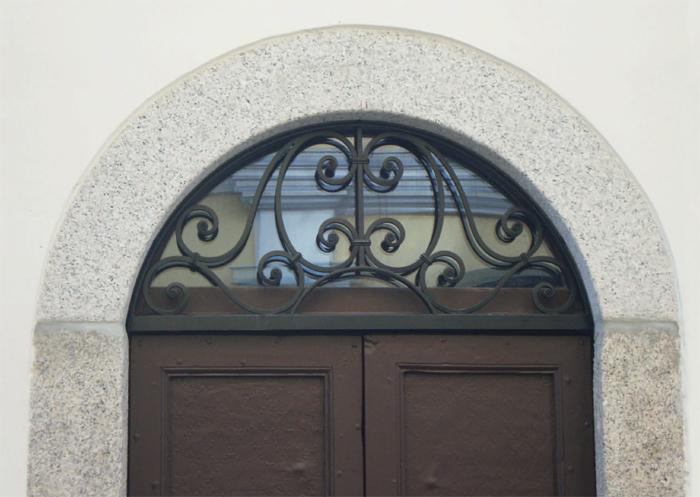 Grata sopraluce in ferro battuto modello Arch Antiqua
